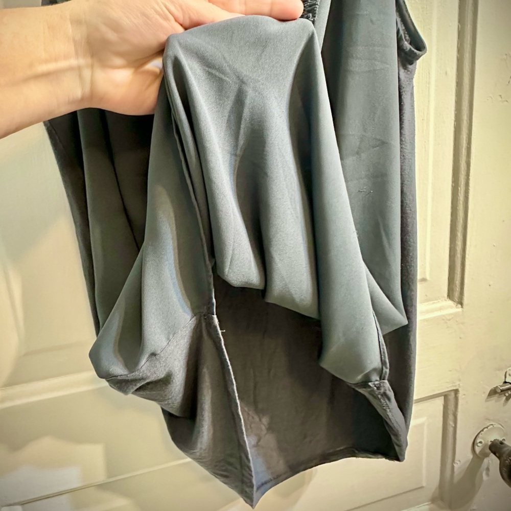 Excellent Condition! LOFT Ruffle Button Mixed-Media Shell (Medium) Coastal Grey - Picture 6 of 11